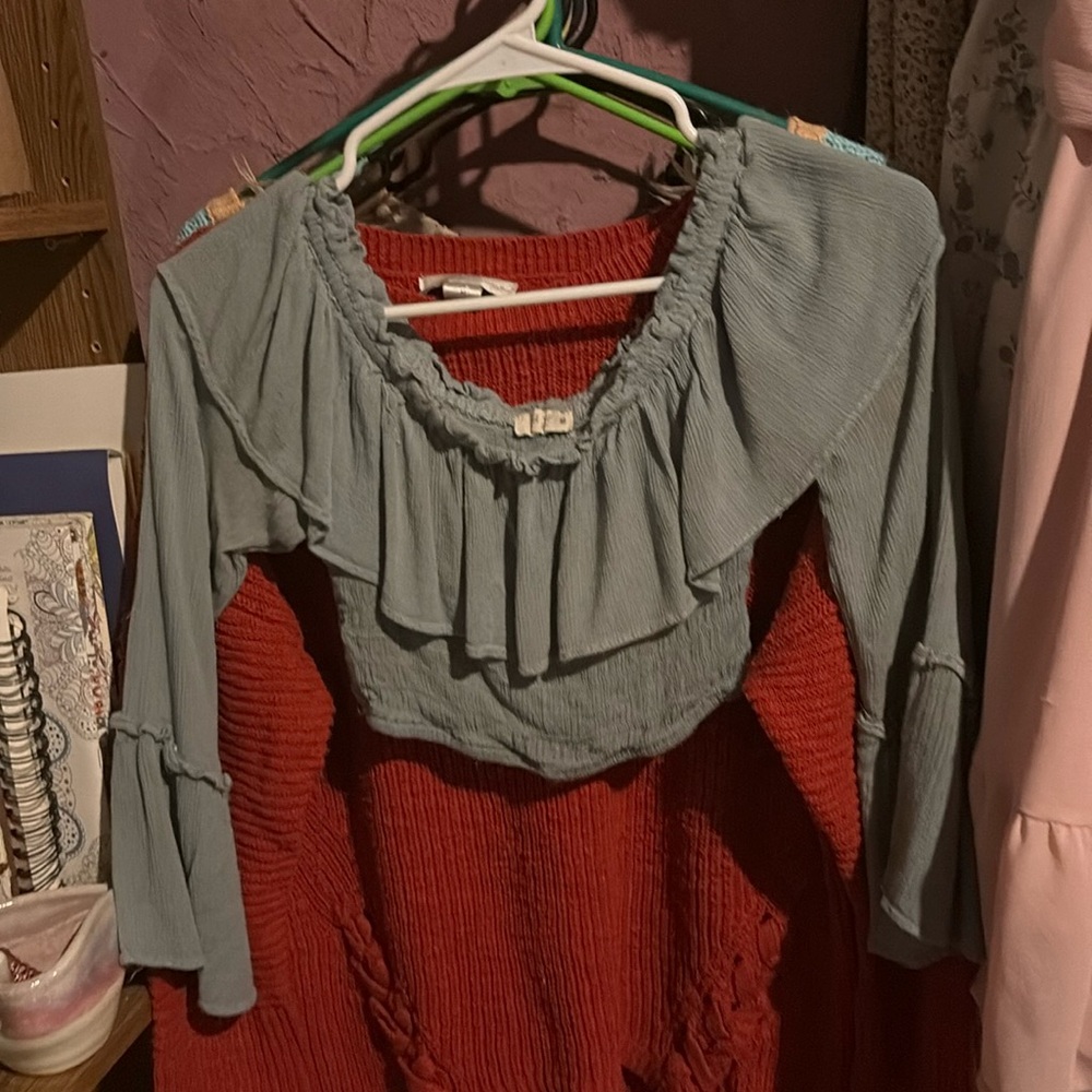 Long sleeve green crop shirt